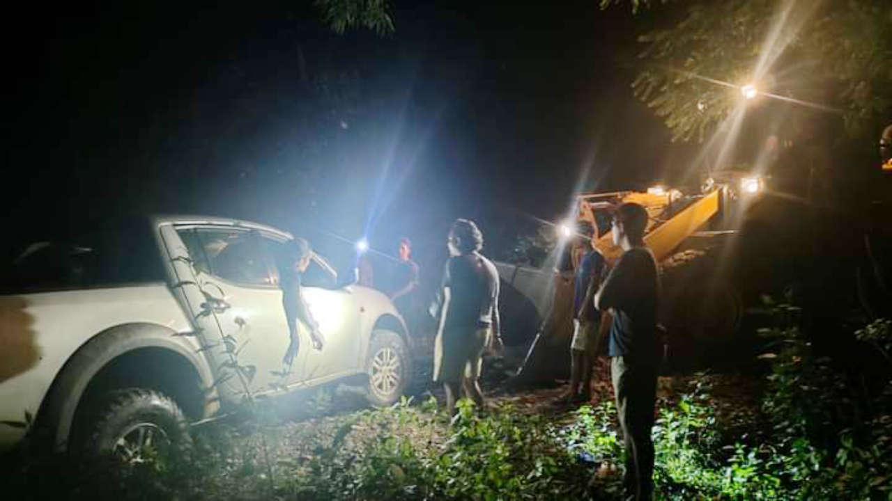 Mobil Pekerja Tower BTS di Bombana Terguling