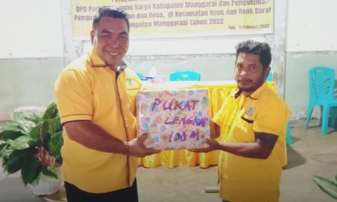 Peduli Kebutuhan Nelayan, Golkar Manggarai Bantu Pukat Nelayan di Reok NTT