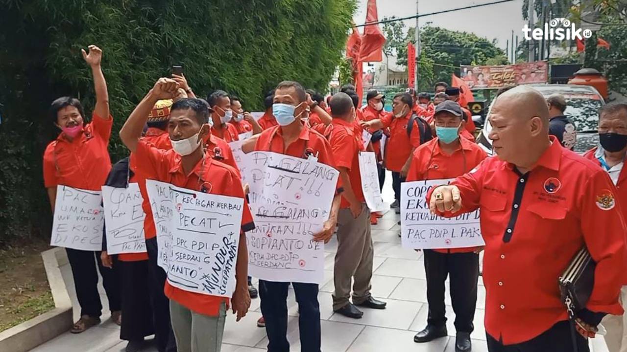 Pengurus Partai Demo, Minta Ketua PDIP Deli Serdang Dicopot