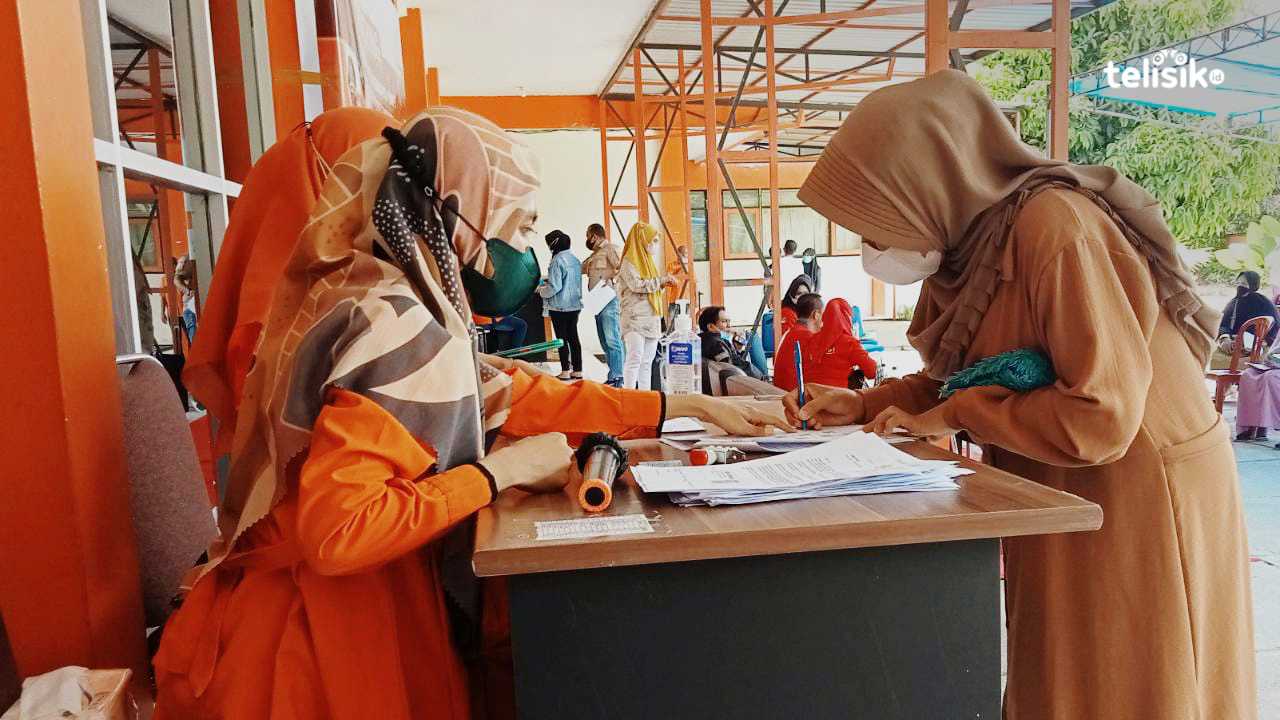 Perdana di 2022, Warga Kendari Terima Bansos Pangan Non Tunai