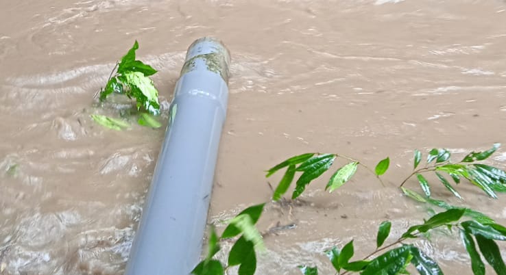 Pipa Transmisi Putus Akibat Banjir, Unit PDAM Reo Minta Warga Bersabar