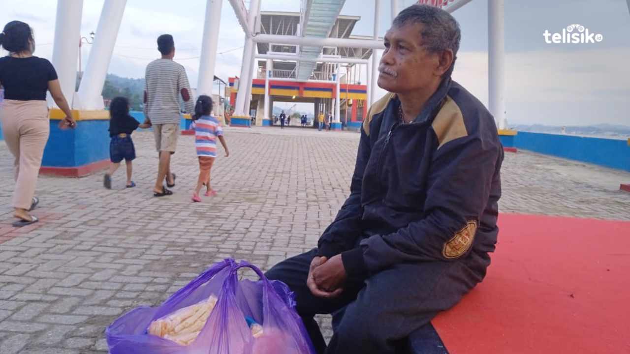 Pria Ini Kerja Banting Tulang Demi Sekolahkan Anak-Anak