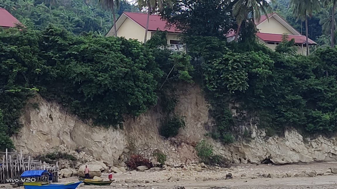 SMAN 4 Sampolawa Terancam Roboh Akibat Abrasi Laut