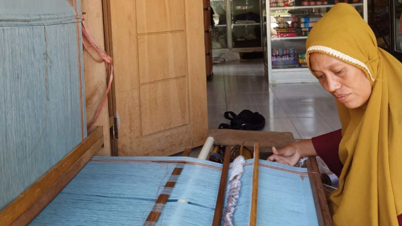 Sosok Sitti Erni, Pengrajin Tenun Masalili Muna yang Karyanya Dikenakan Presiden Jokowi