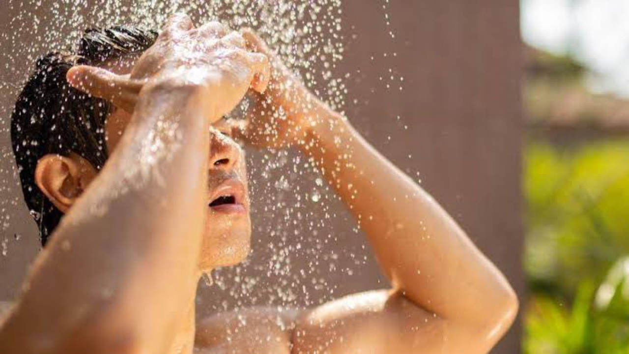 Suka Mandi Pagi Pakai Air Dingin? Ini 5 Manfaatnya