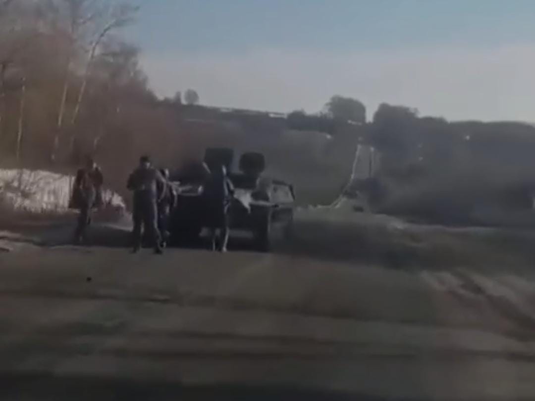 Tank Rusia Kehabisan Bensin saat Mau Nyerang, Warga Ukraina Tertawa