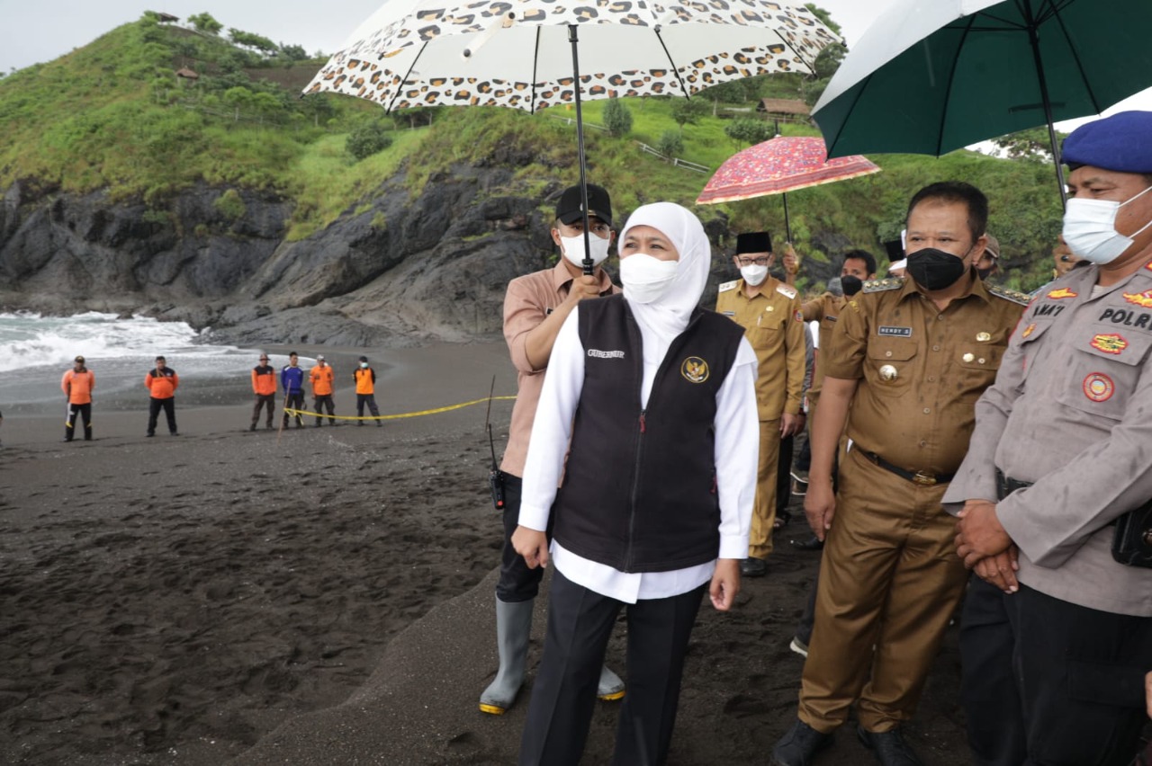 Turun ke Jember, Gubernur Khofifah Prihatin Laka Laut Ritual Pantai Payangan