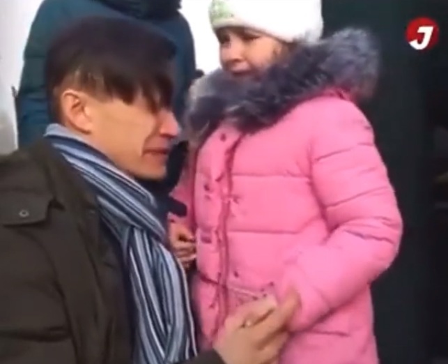 Viral: Ayah di Ukraina Menangis saat Minta Izin ke Anaknya untuk Pergi Berperang