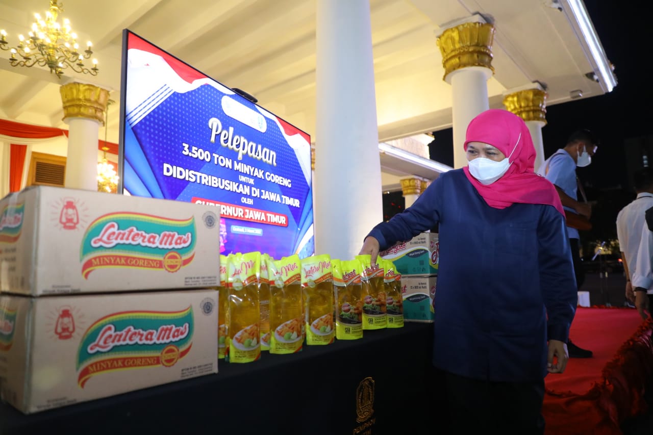 Bantu Masyarakat dan PKL, Pemprov Jatim Distribusi 3.500 Ton Minyak Goreng