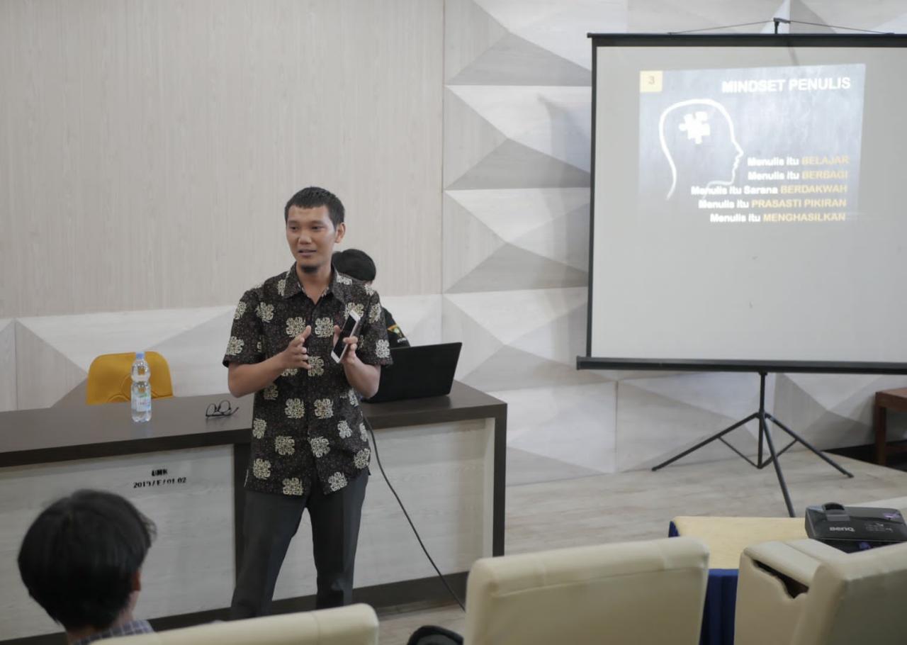 Jurnalis Telisik.id Ajarkan Cara Mudah Menulis Buku di Kampus UMK