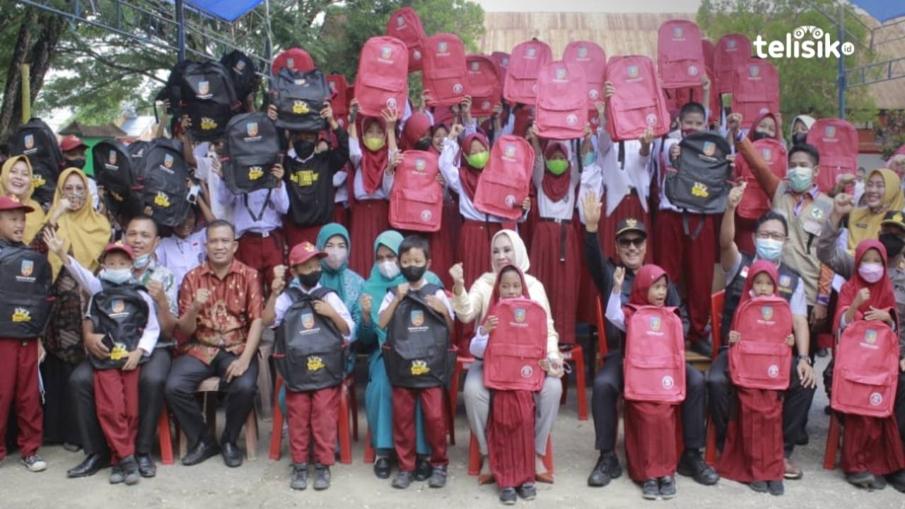 Agar Anak Mau Divaksin, Bupati Konsel Berbagi Tas Sekolah