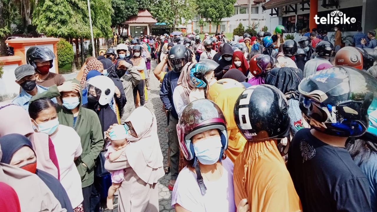 Antre Minyak Goreng Murah, Ratusan Warga Kota Kendari Padati Kantor Bulog Sultra
