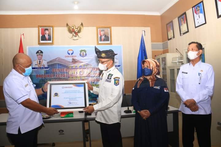 Bupati Bombana Terima Penghargaan Atas Capaian Kepatuhan Tinggi Standar Layanan Publik