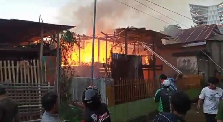 Diduga Korslet Listrik, Rumah Panggung Rata Tanah di Makassar