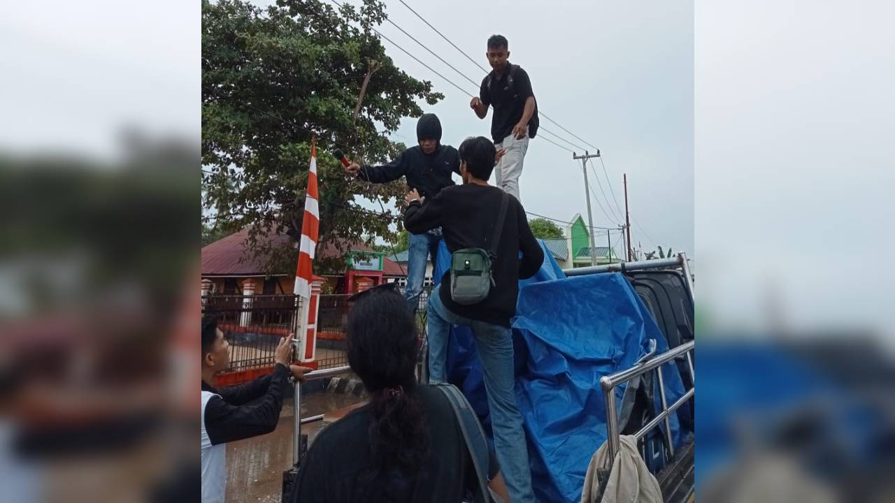 Diduga Preman Hentikan Paksa Demo Soal Sekda Busel