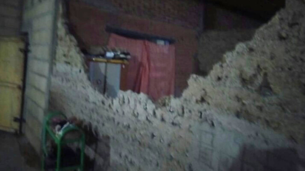 Dinding Rumah Warga Roboh Pasca Gempa