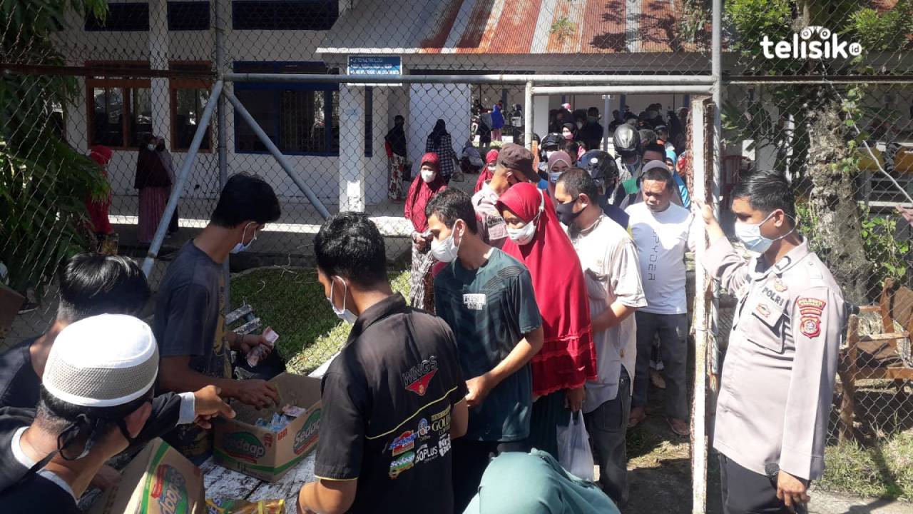 Hari Kedua Pasar Murah Disperindag, Mengantre Sejak Pukul 6 Pagi demi Minyak Goreng