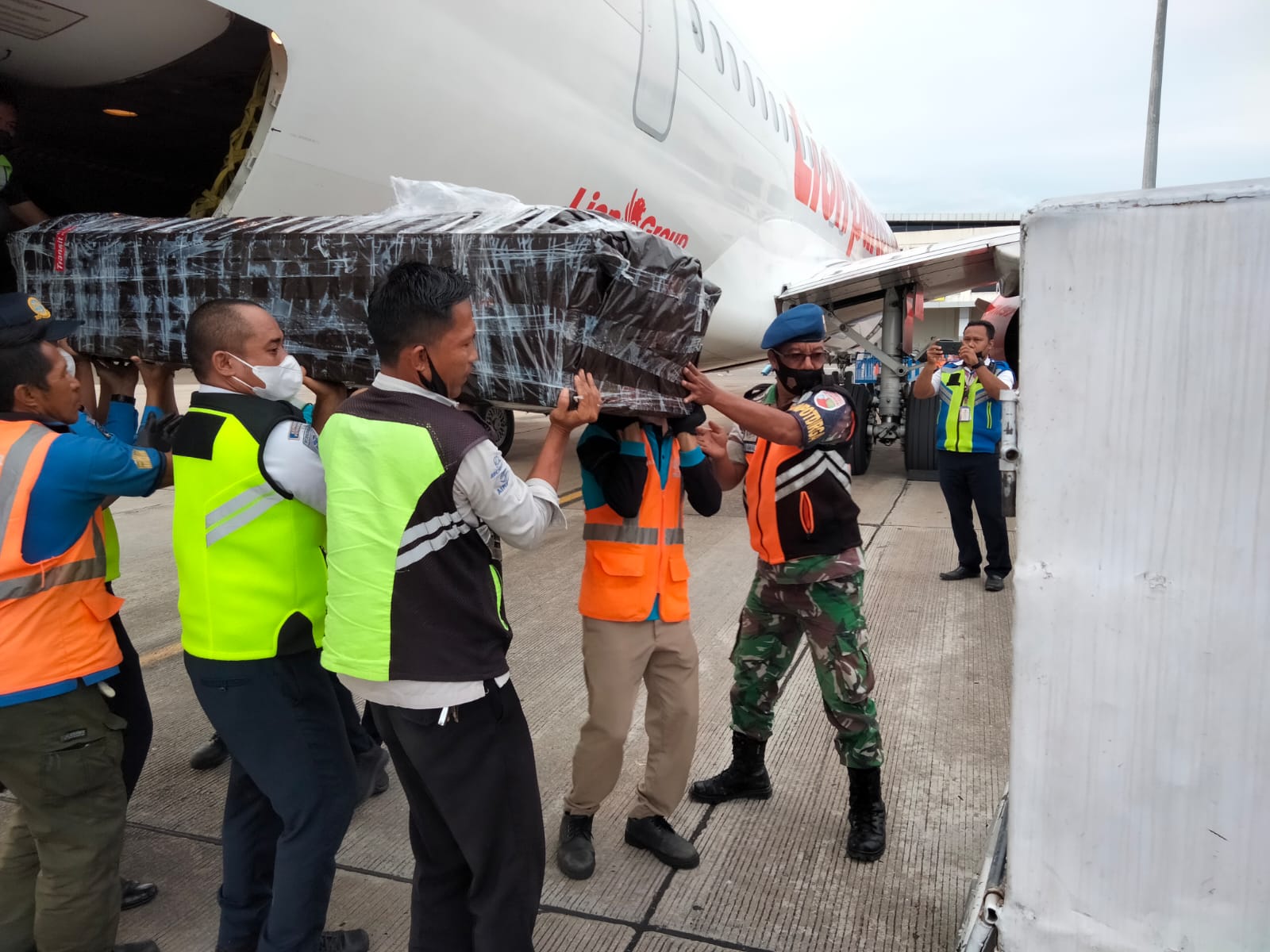 Jenazah Putra Terbaik Sultra Tiba di Bandara Haluoleo