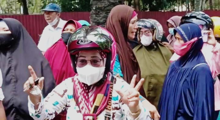 Kecewa Tidak Dapatkan Minyak Goreng Murah, Emak Emak Marah di Halaman Kantor Perum Bulog Sultra