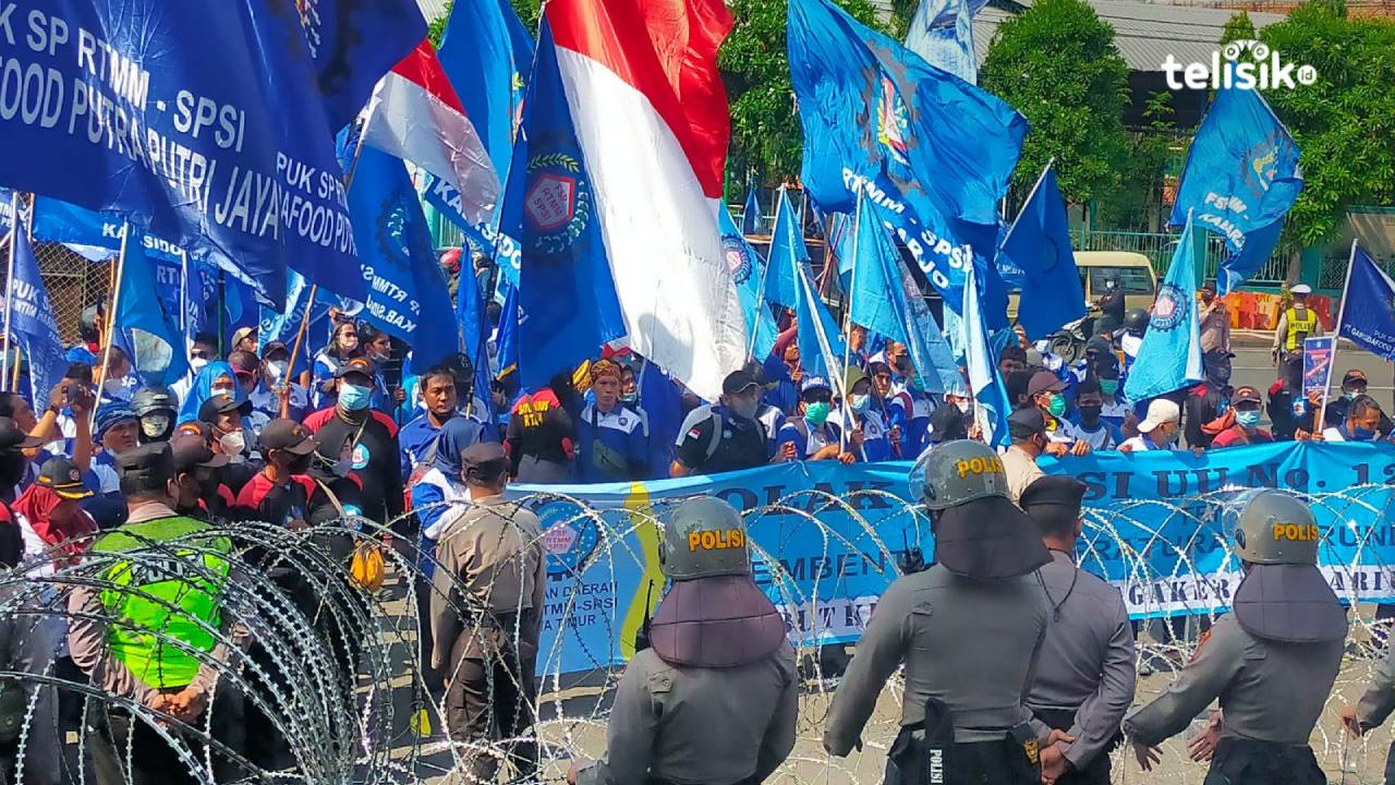 Kepung DPRD Jatim, Buruh Desak Klaster Tenaga Kerja Dikeluarkan dari Omnibus Law