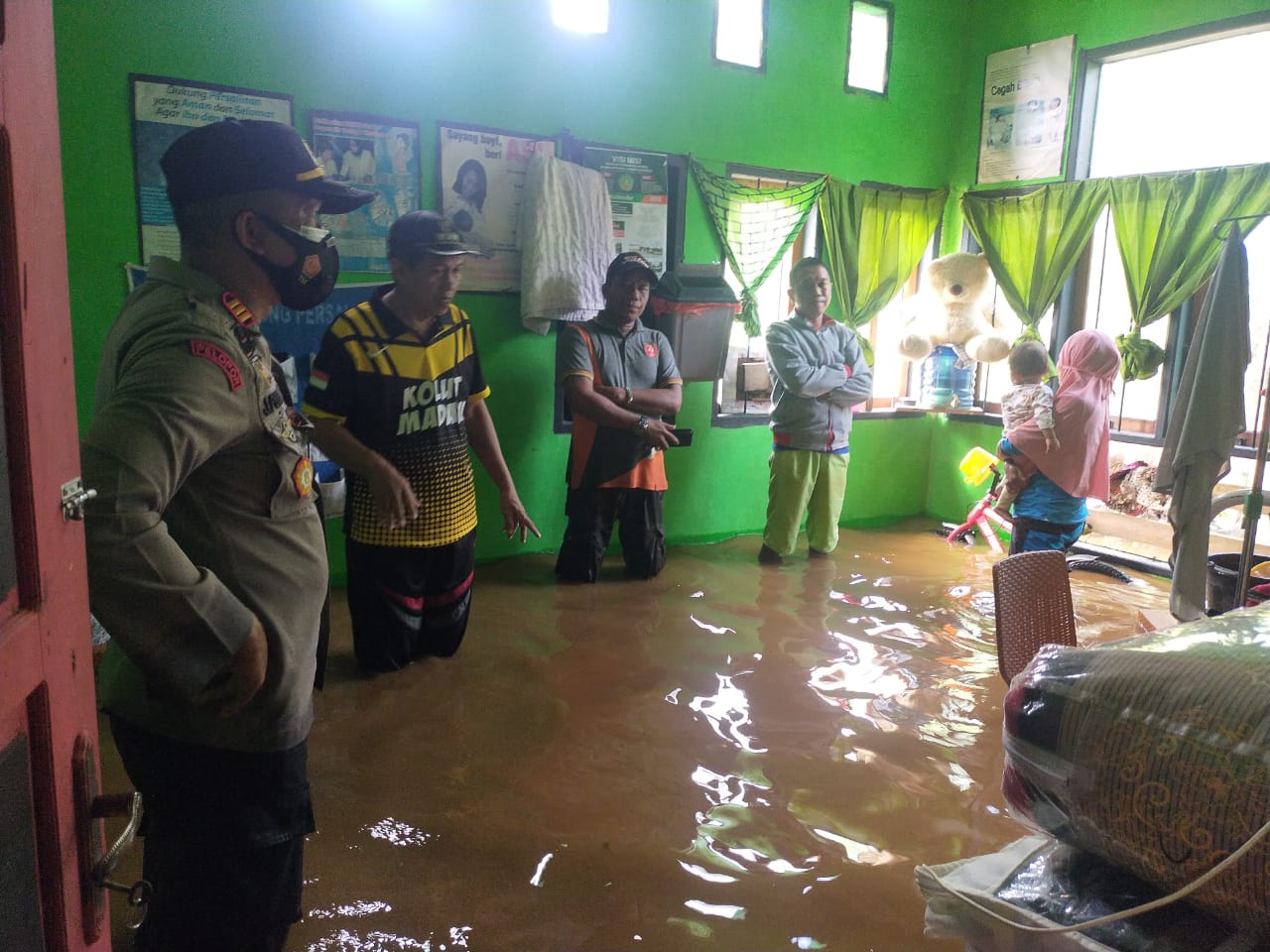 Korban Banjir Kolut Terima Bantuan Sembako