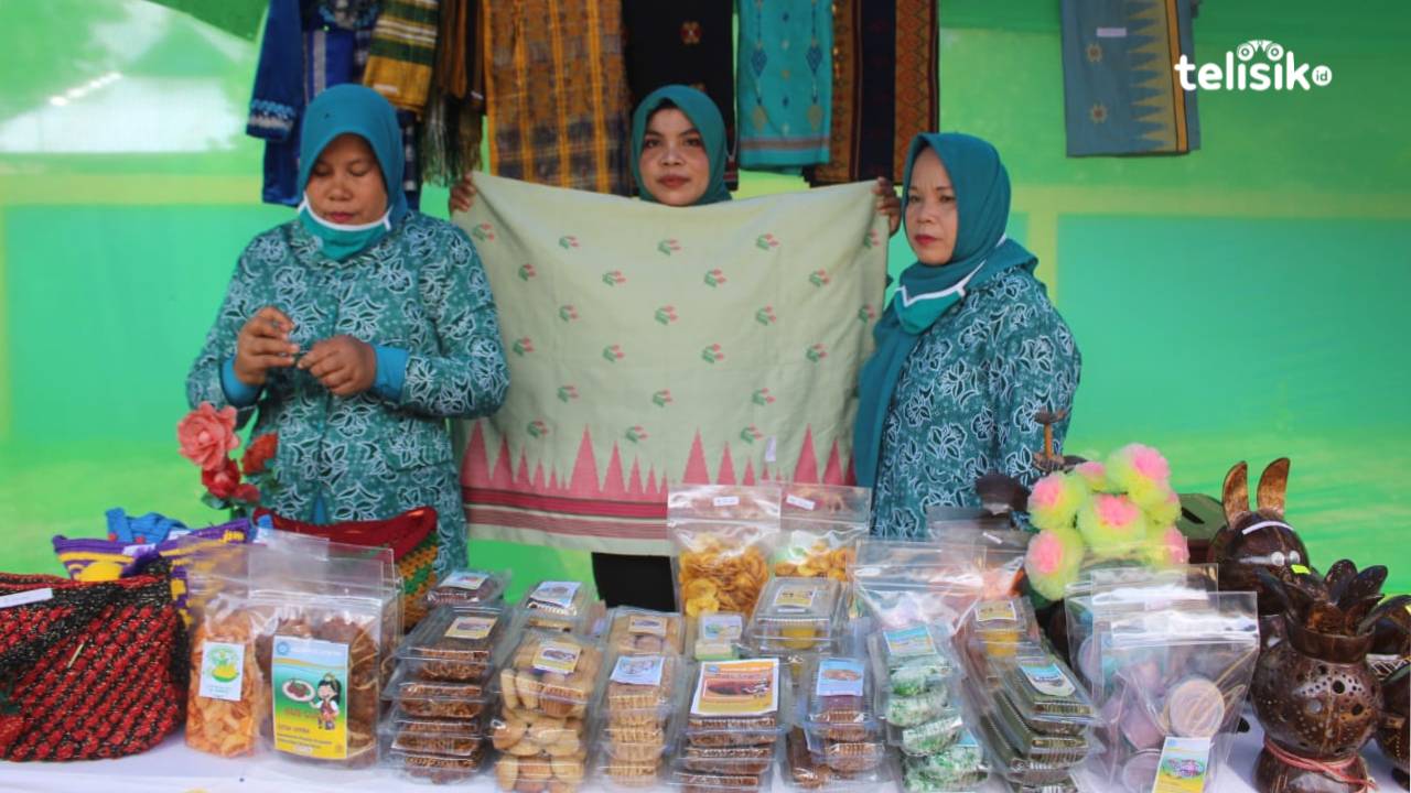 Napano Kusambi Pamer Sarung Tenun Mubar pada Pameran Mini UP2K PKK