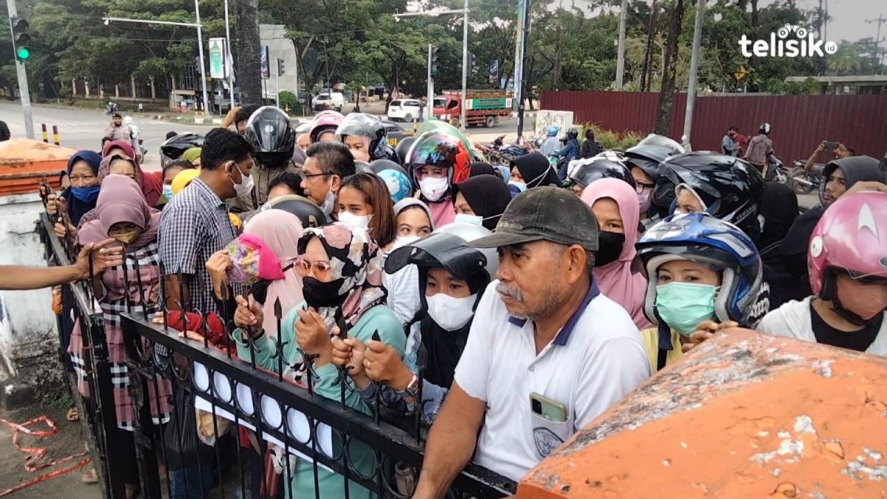 Rela Mengantre dari Pagi, Beberapa Warga Tidak Kebagian Minyak Goreng Murah