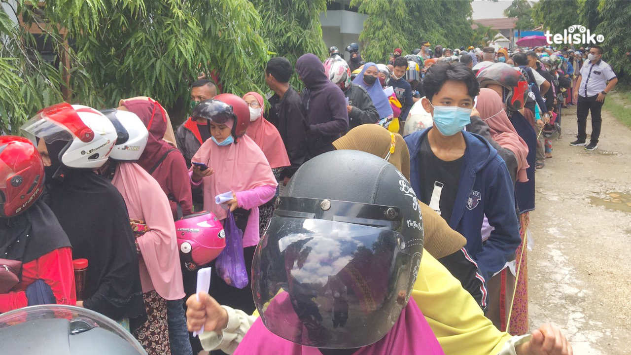 Ribuan Warga Antre Minyak Goreng Murah di Kantor Disperindag Sultra