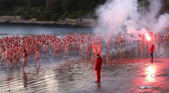 Semua Orang di Tempat Ini Wajib Telanjang, Melanggar Didenda