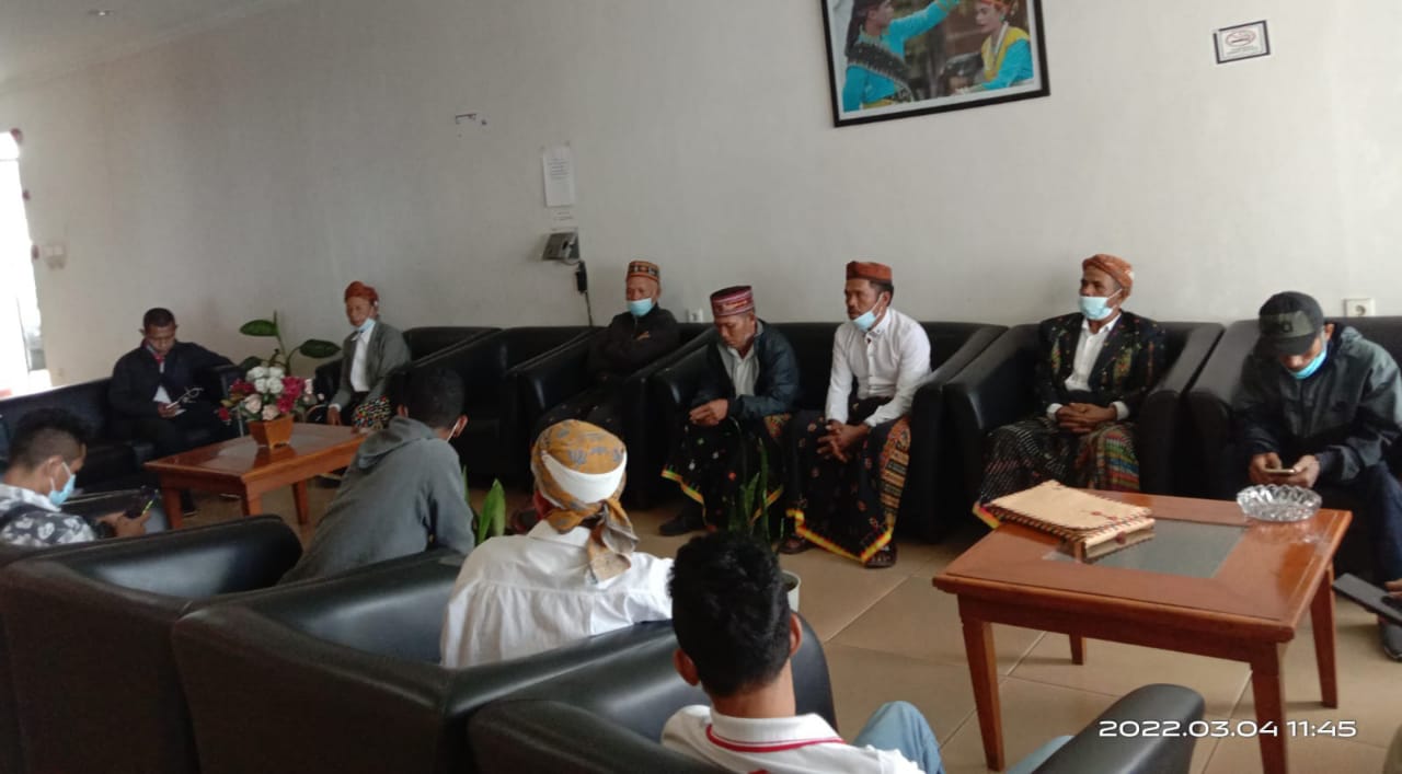 Tak Hanya Kades Paralando, Mantan Kades Compang Cibal Manggarai NTT Juga Dilapor ke Jaksa