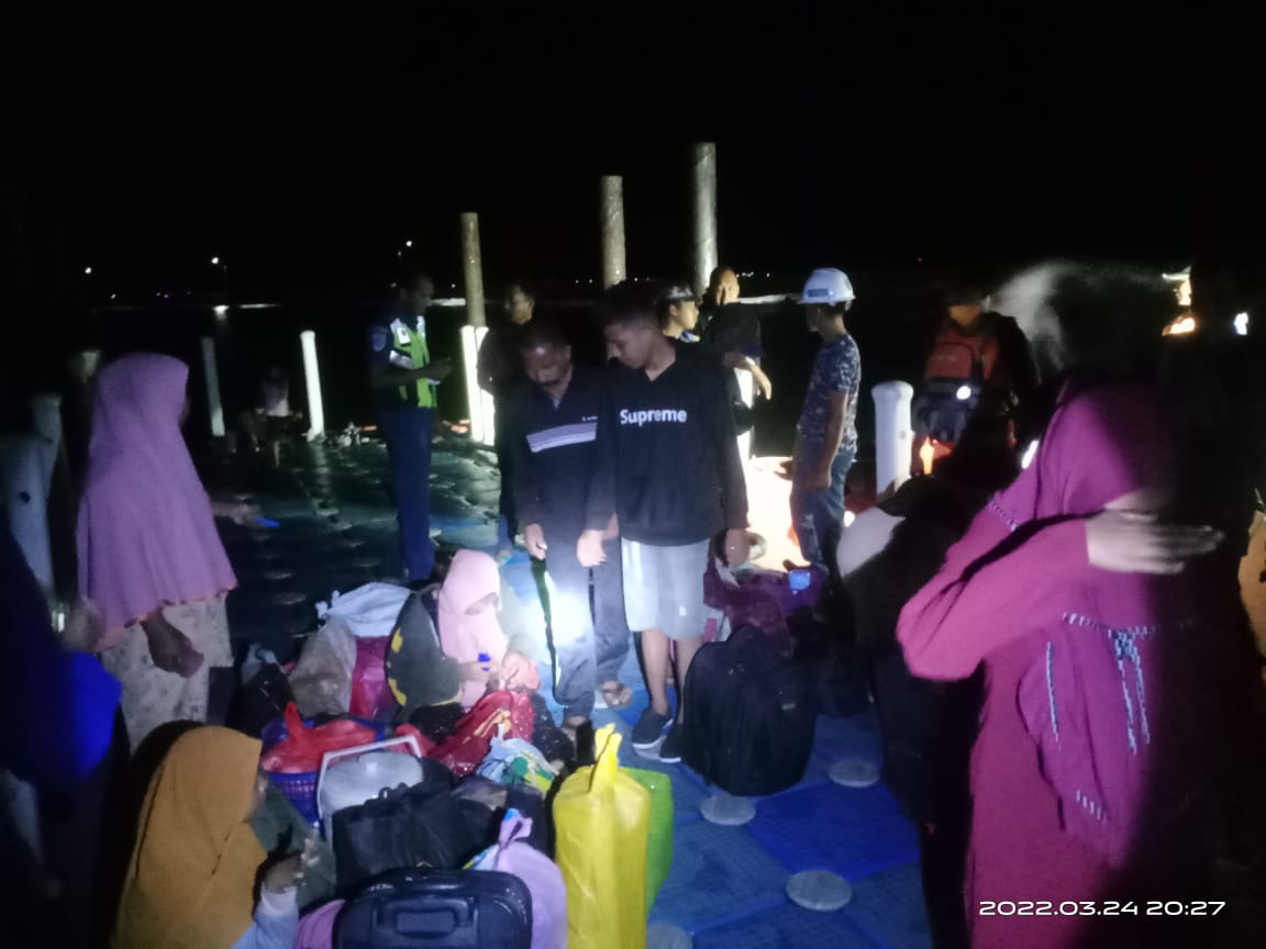 Terombang-ambing Akibat  Mati Mesin,12 Penumpang Berhasil Dievakuasi Tim SAR