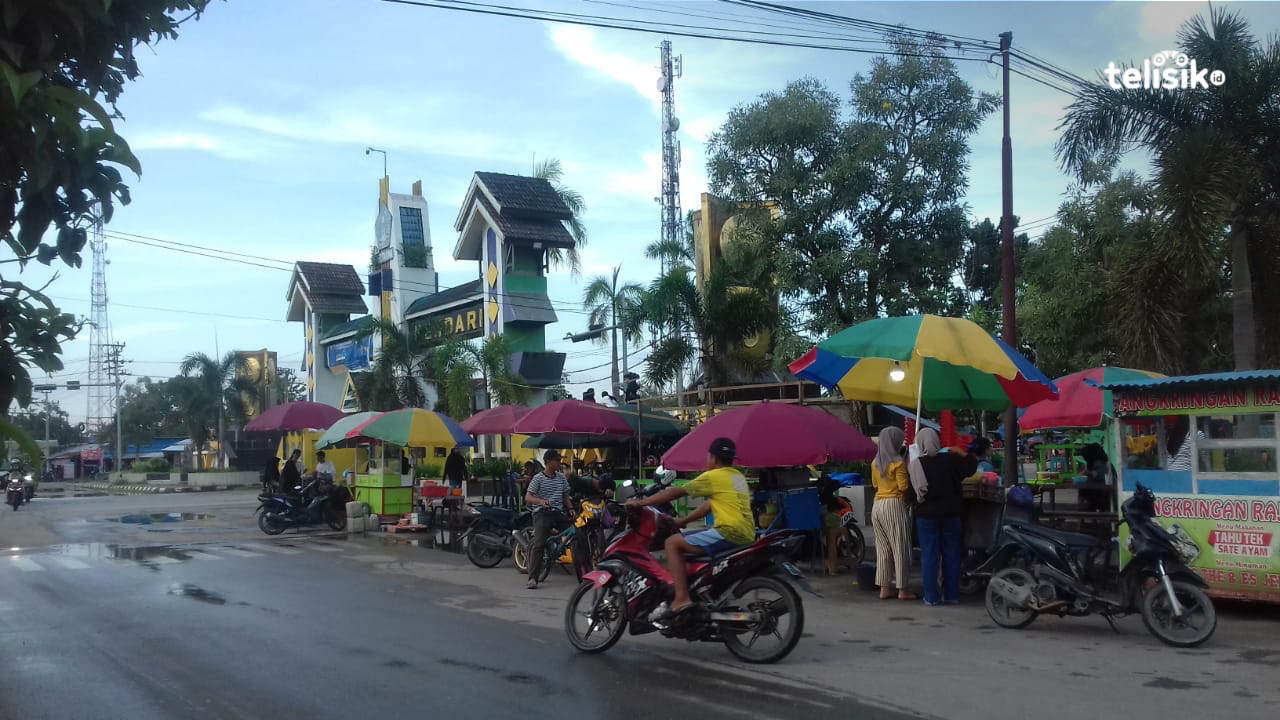 Tugu Adipura Batas Kota Jadi Tongkrongan Favorit Muda-Mudi