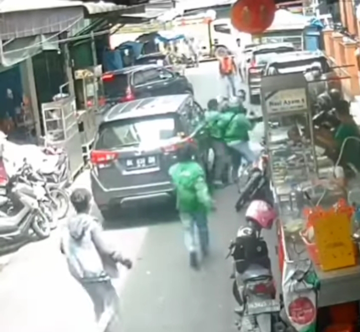 Viral, Pengemudi Mobil dan Pemuda Berjaket Ojek Online di Medan Adu Jotos