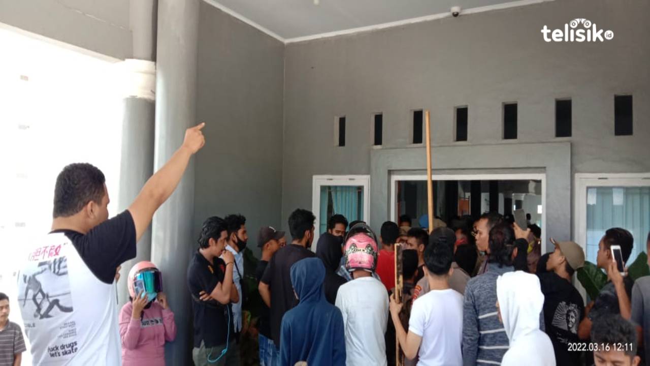 Warga Butur Demo di Kantor Bupati, Menuntut Pj Kepala Desa Laangke