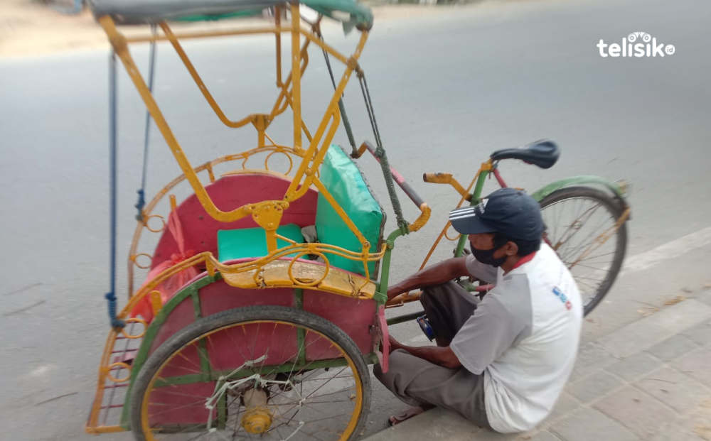 Tukang Becak Ini Menabung 15 Tahun untuk Bangun Rumah Sendiri