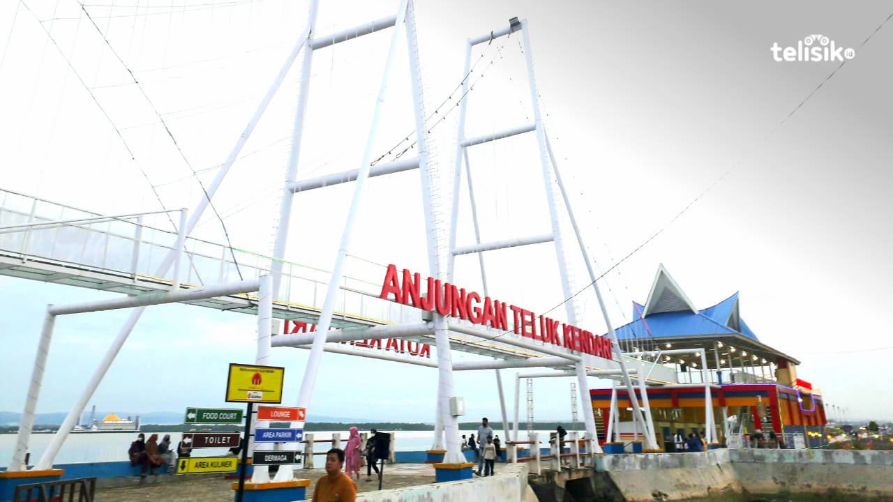 Anjungan Teluk Kendari Tempat Menikmati Senja Sambil Menunggu Berbuka Puasa