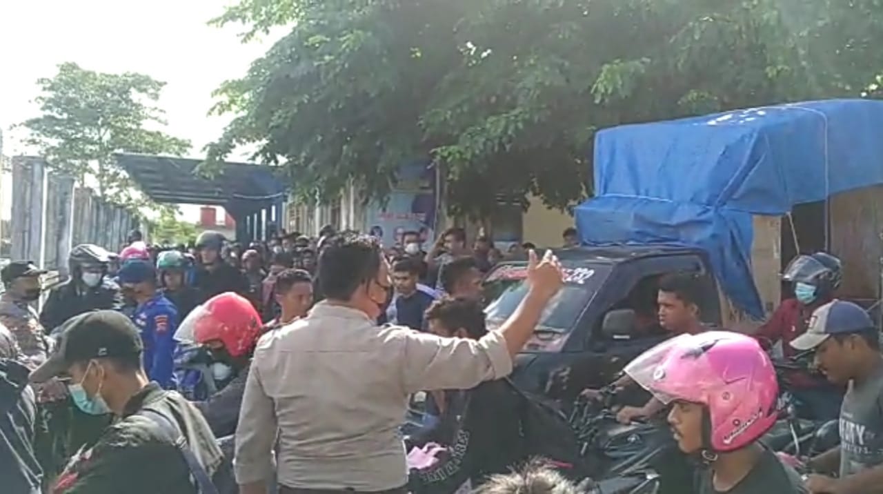 Antrian Penyeberangan Feri Amolengo-Labuan Tak Beraturan, Motor Masuk di Jalur Mobil