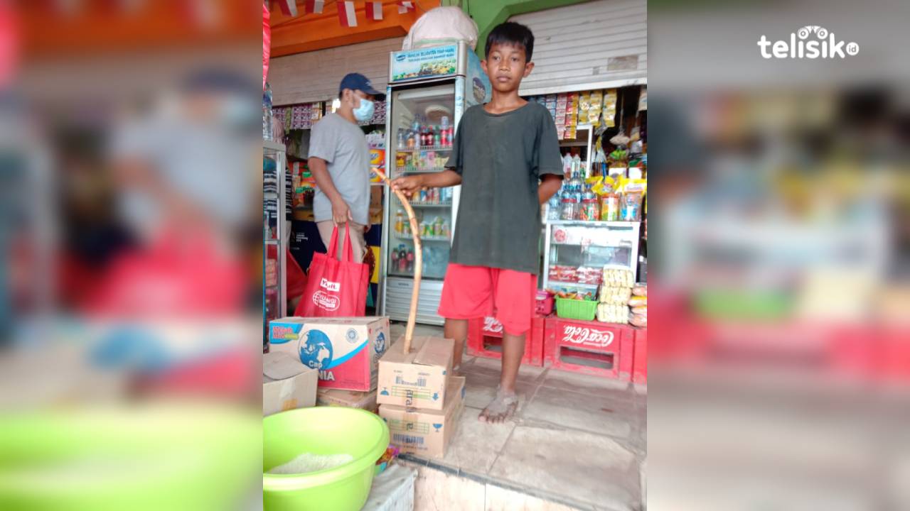 Demi Bantu Ekonomi Keluarga, Pelajar Ini Jadi Buruh Pikul di Pasar