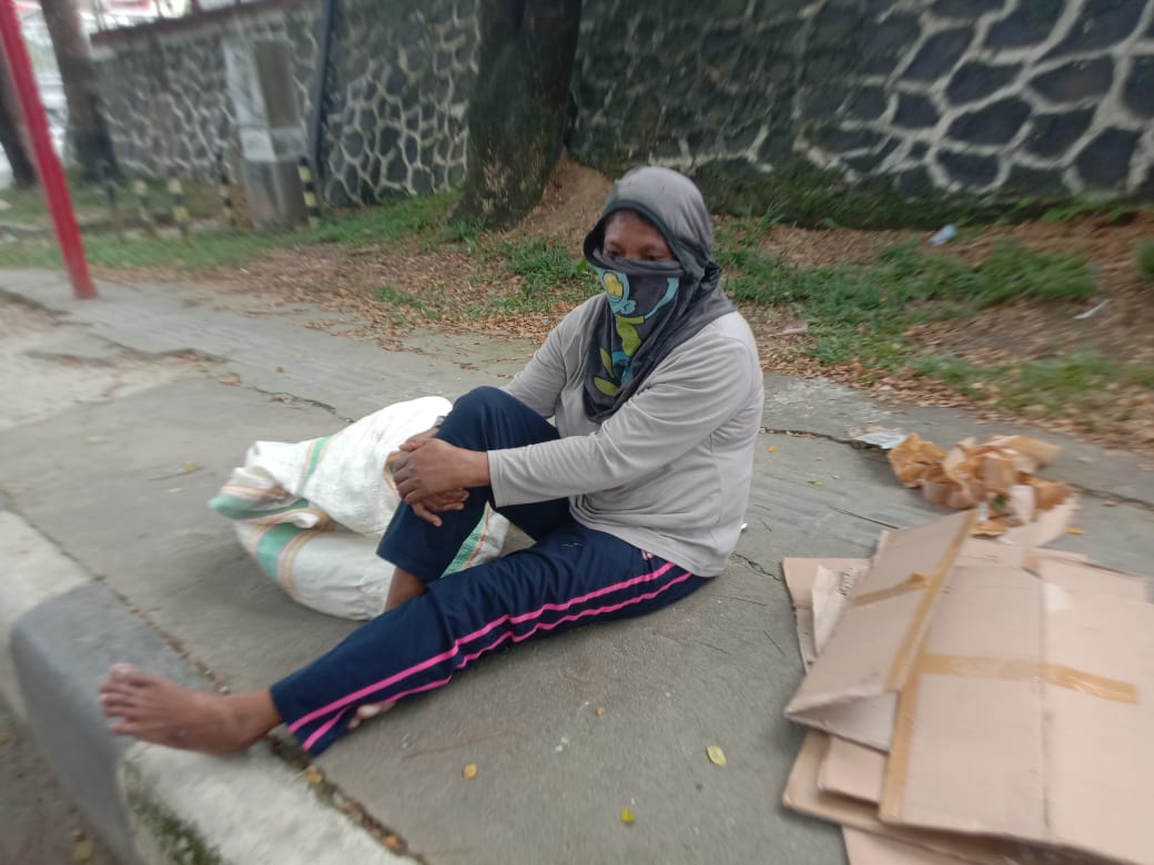 Di Kampung Halaman Menganyam Tikar, di Kota Kendari Jadi Pemulung
