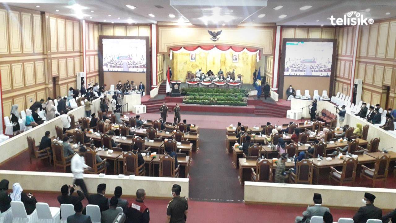 Di Paripurna HUT Sultra ke-58, Ketua DPRD Doakan Ali Mazi Secepatnya Dapat Jodoh