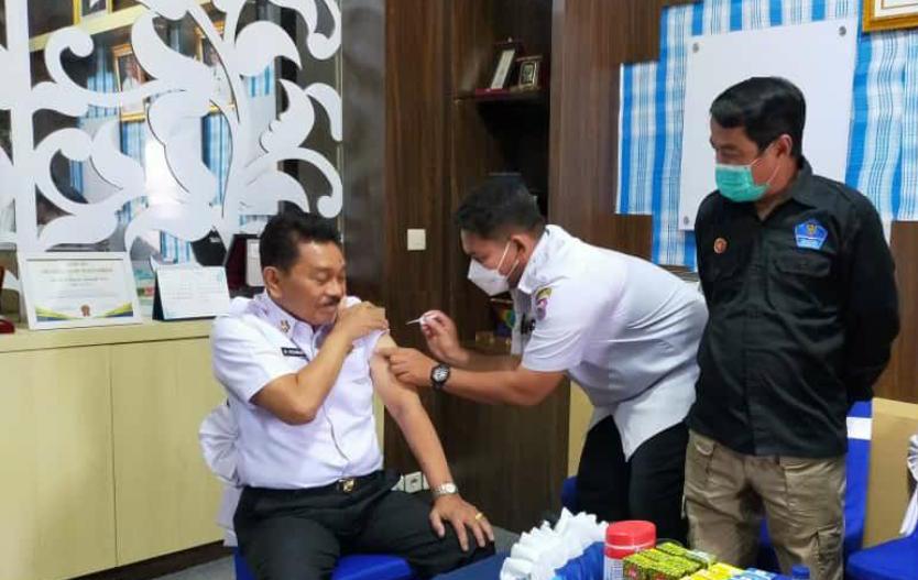 Divaksin Dosis Ketiga, Bupati Butur Ajak Masyarakat Ikuti Jejaknya karena Aman dan Halal
