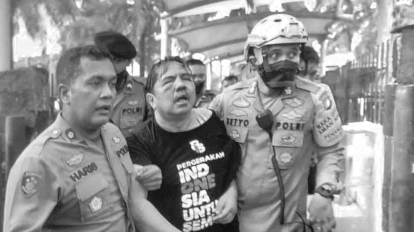 Dosen UI Ade Armando Ditelanjangi dan Dipukuli Massa di Depan Gedung DPR RI