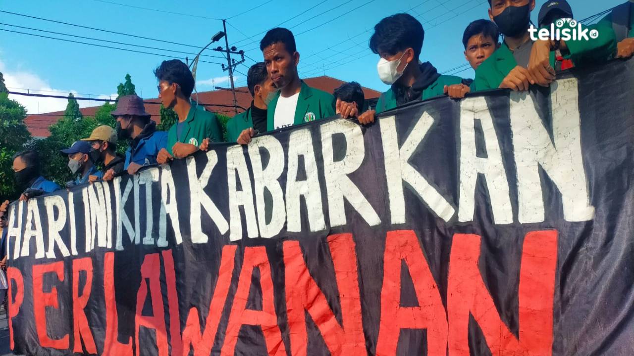 Gelar Aksi, Mahasiswa Surabaya Sebut Pemerintah Tak Pro Rakyat