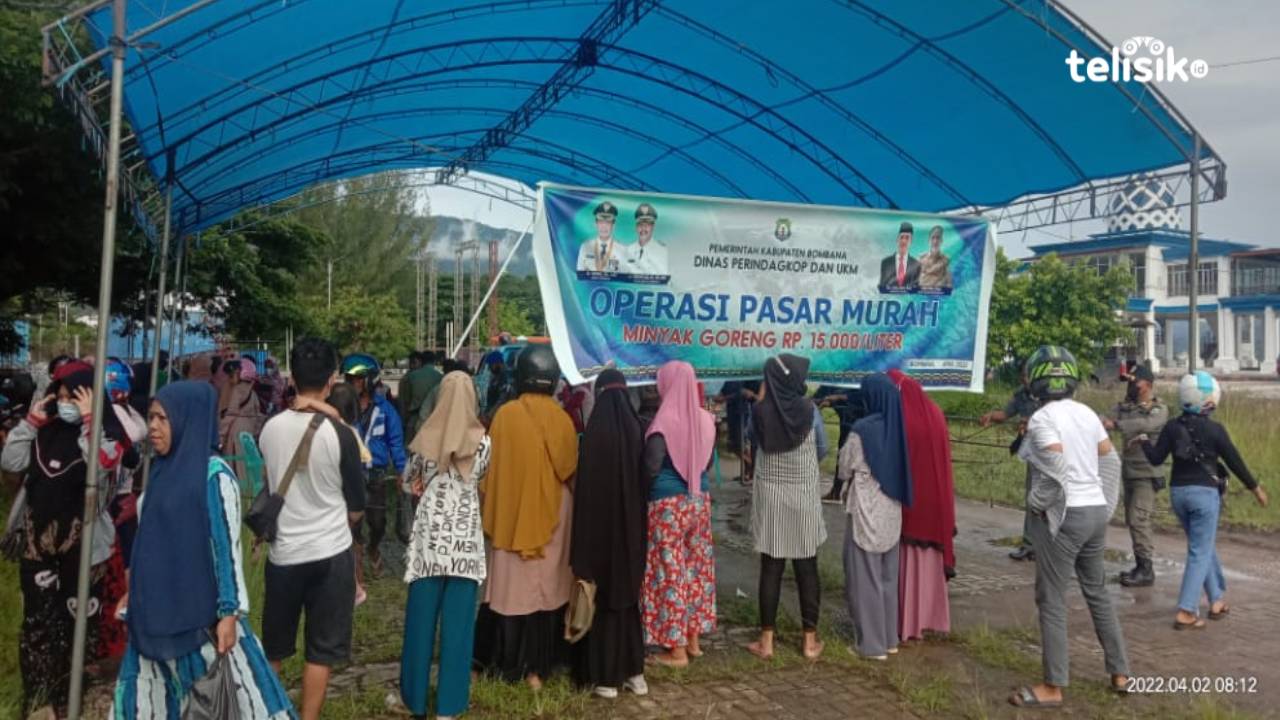 Gelar Pasar Murah, Disperindag Bombana Jual Minyak Goreng Lokal