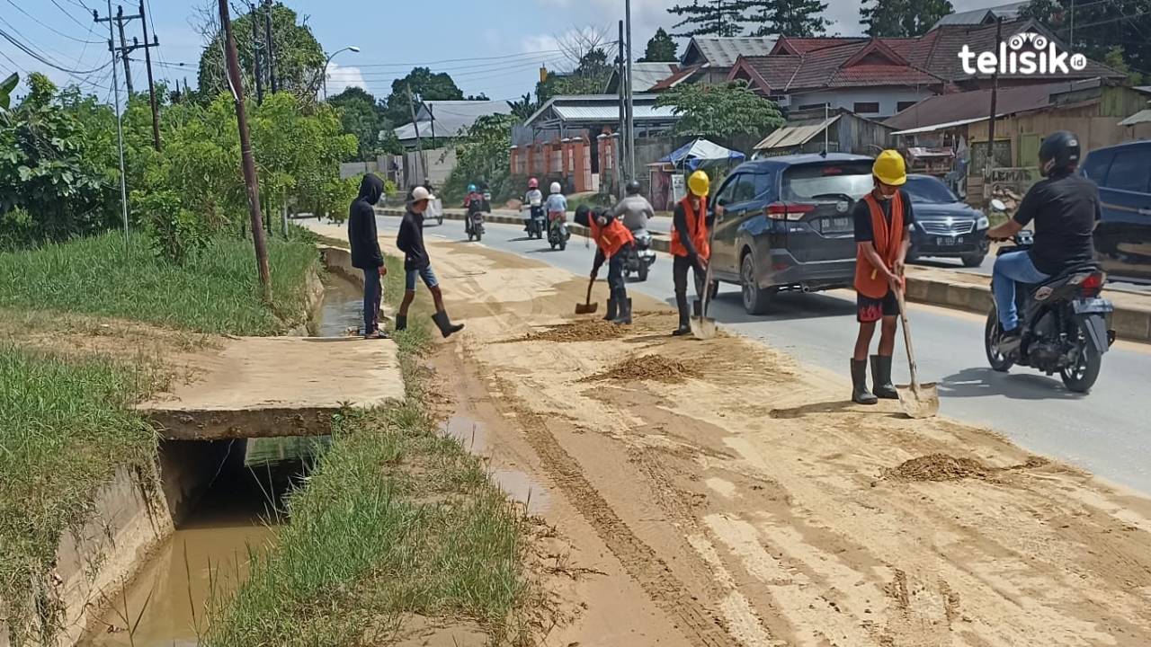Gundukan Tanah di Jalan Ini Sebabkan Kemacetan dan Rawan Kecelakaan