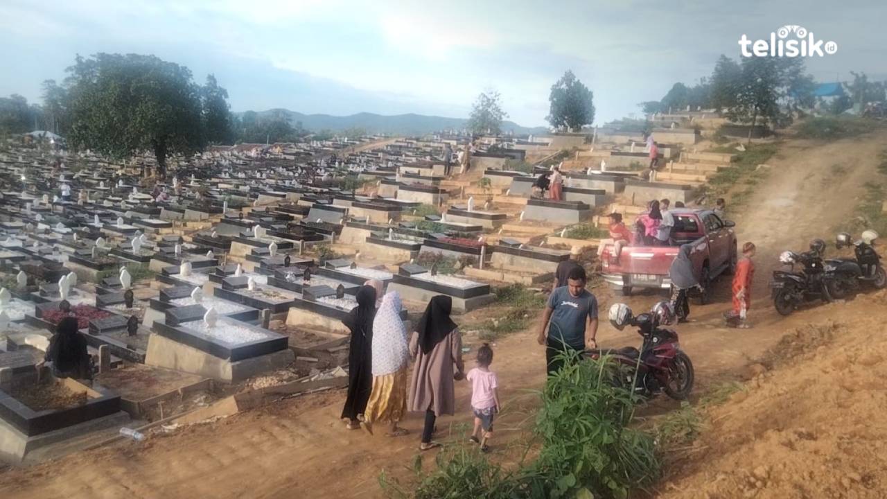 H-1 Ramadan, Warga Kendari Antusias Ziarah Kubur