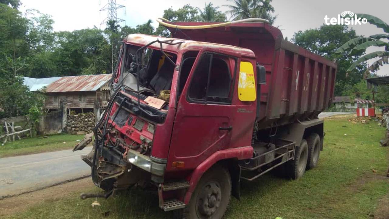 Jalan Licin Akibatkan Kecelakaan di Mubar, Dua Truk Rusak Parah