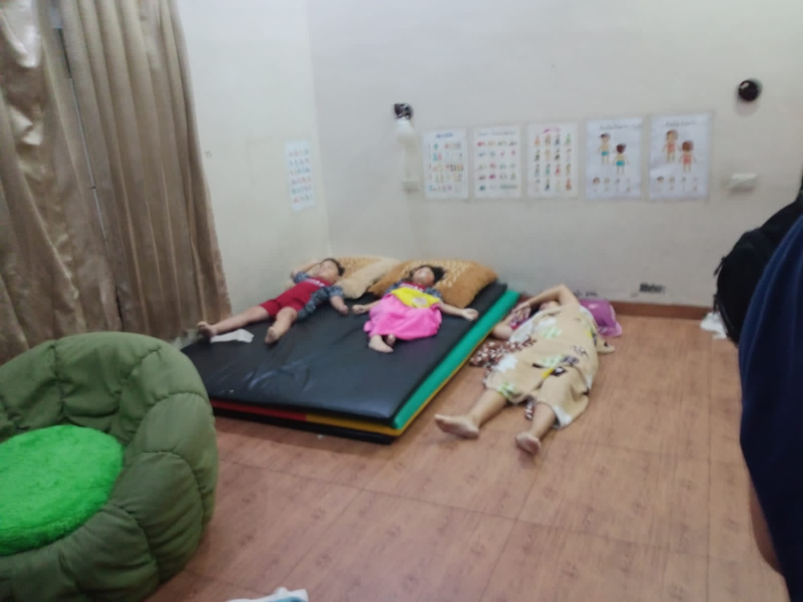 Mama Muda dan Dua Anak Kembarnya Tewas di Dalam Kamar, Mulut Berbuih