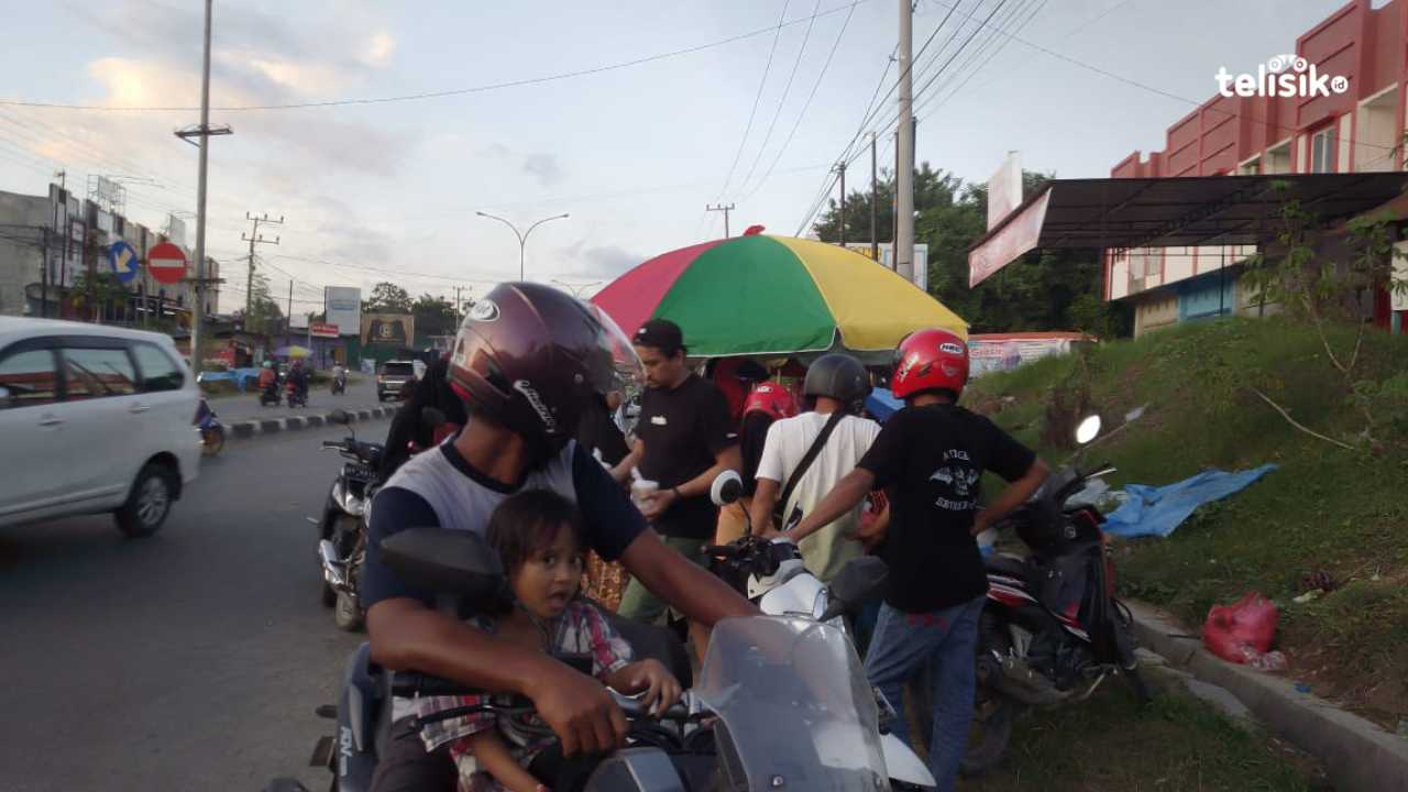 Manfaatkan Momen Ramadan, Ibu Rumah Tangga Jualan Takjil