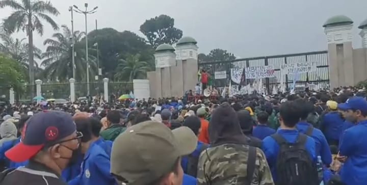 Massa Mahasiswa BEM SI Padati Gedung DPR, Ini Tuntutan Mereka